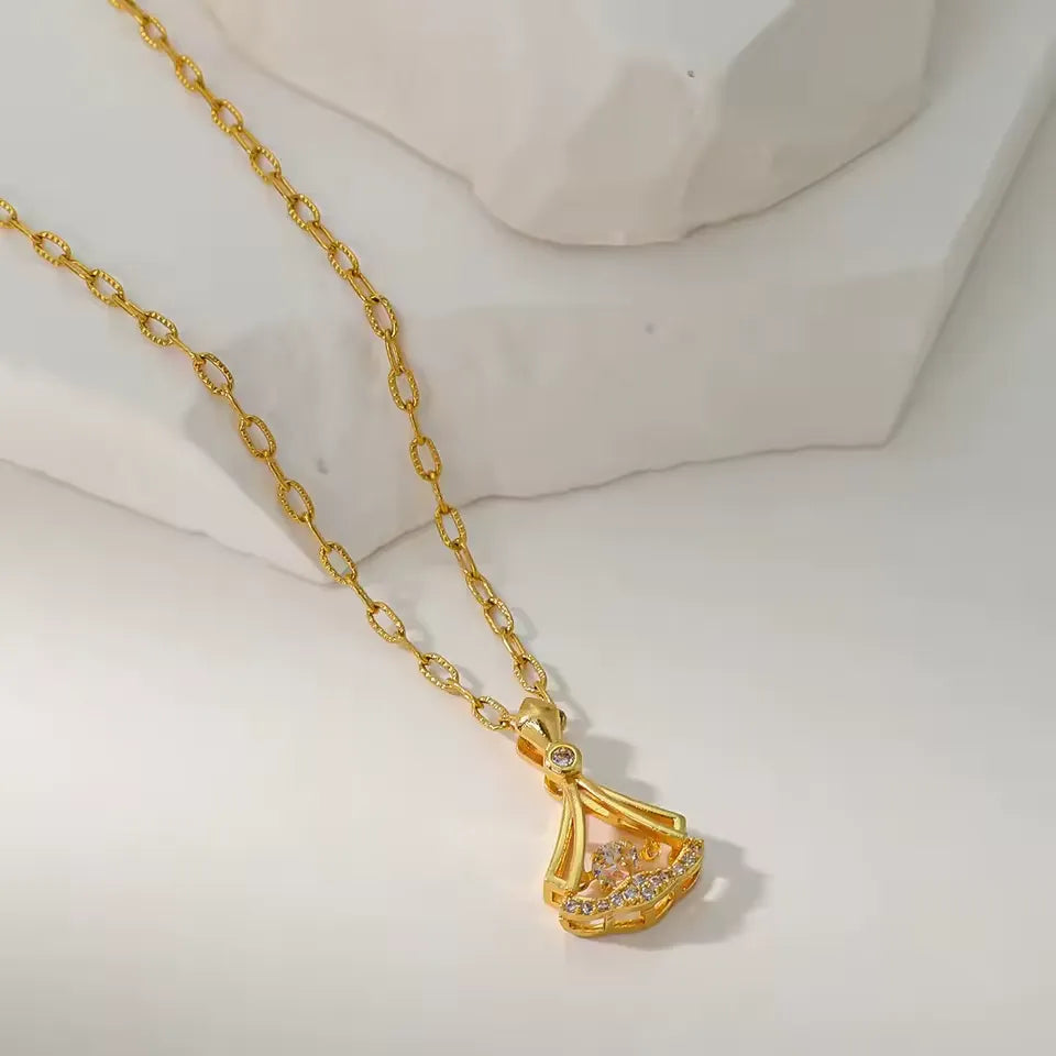 Elegant Gold Plated Fan Necklace with Sparkling Crystals – Fashion Pendant Jewelry